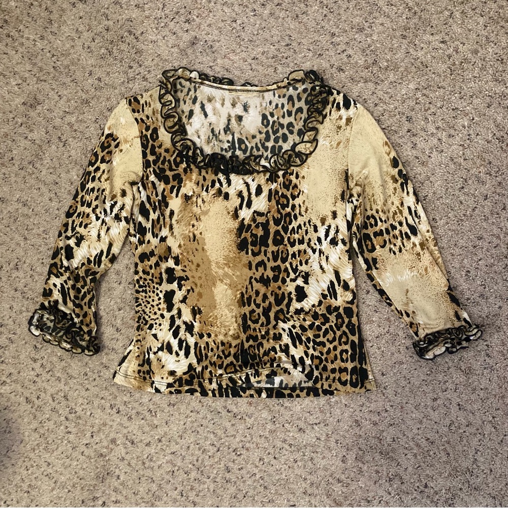 Vintage 90s leopard print tan & black stretchy 3/4 sleeve ruffle edge shirt top